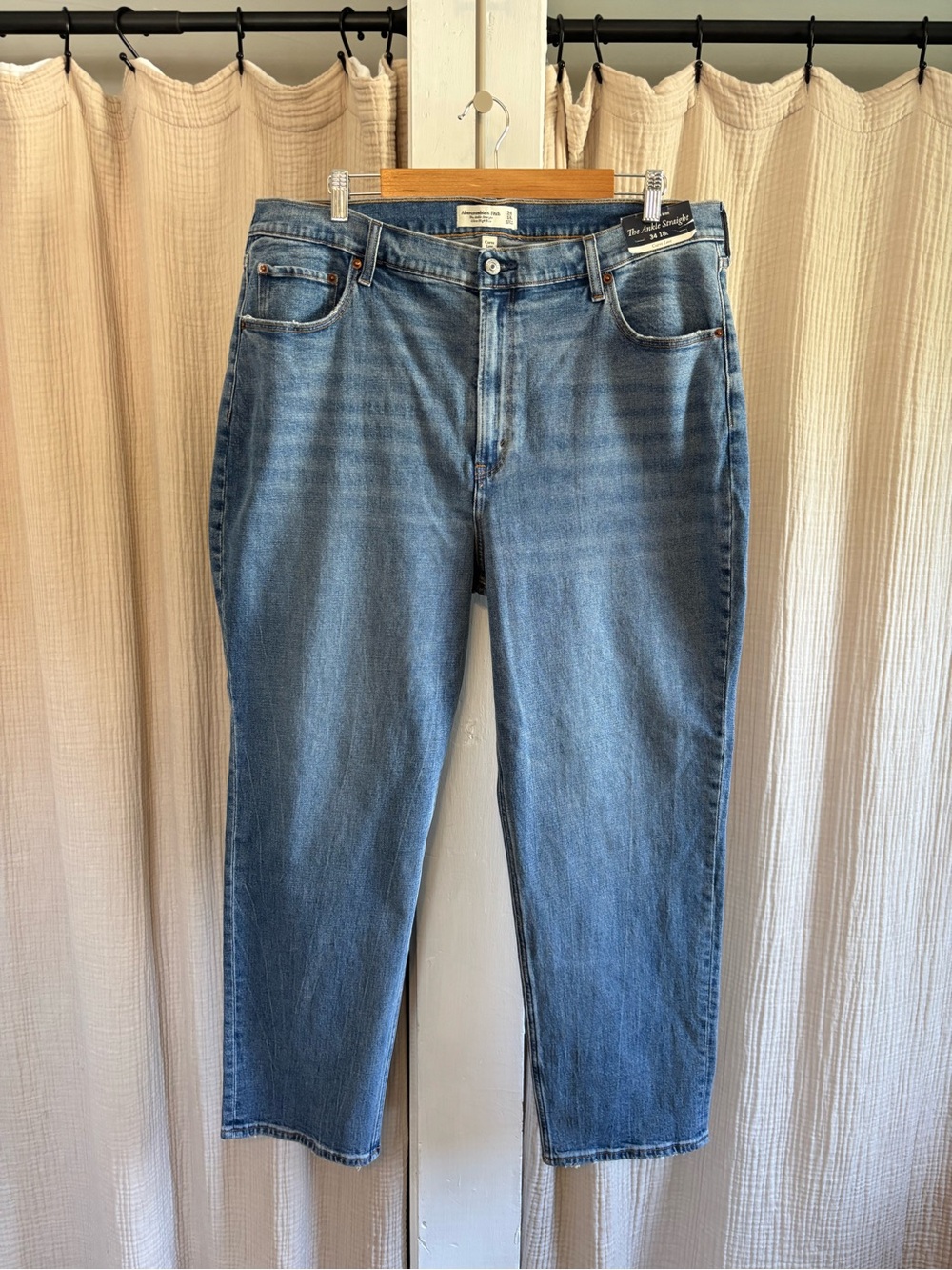 NWT Abercrombie and Fitch Curve Love Straight Ankle Jeans- 34 or 18 L